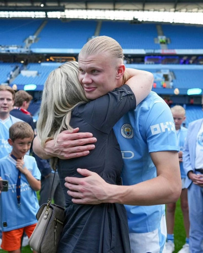 Erling Haaland rinde homenaje a su madre en el Mundial