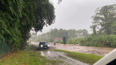 Alerta para conductores: inundación afecta el paso en la Ruta 10
