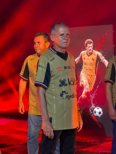 ¡NOSTALGIA BRUMOSA! Elías Arias fue homenajeado por Alajuelense en la...
