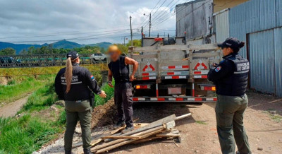 Sujeto cae detenido por botar basura en importante río de la provincia