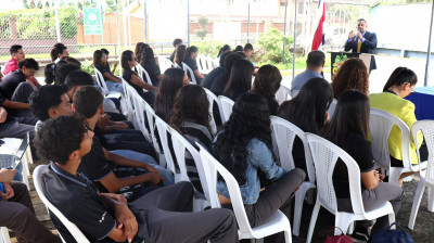 Alcalde de Turrialba visita feria Vocacional de la UNED